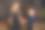快乐，有趣的孩子们的特写肖像，他们的头上拿着南瓜。孩子们在为万圣节做准备图片下载