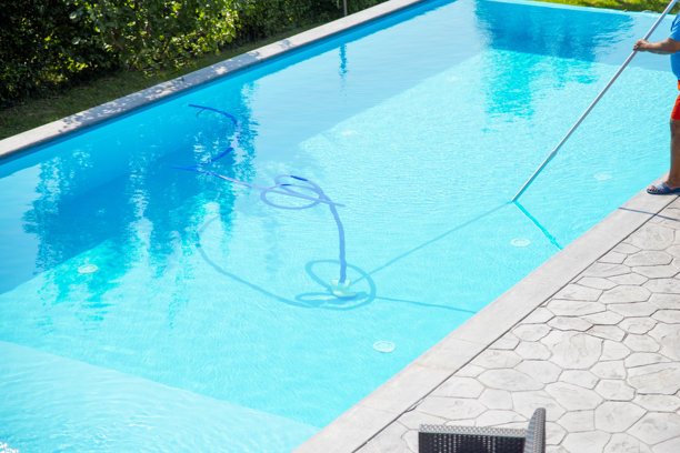 清洁游泳池底部图片下载