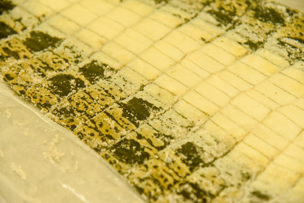 将鳄鱼皮盐化保存，使其可以长期用作服装、手袋、鞋类、家具、运动器材和工具。图片下载