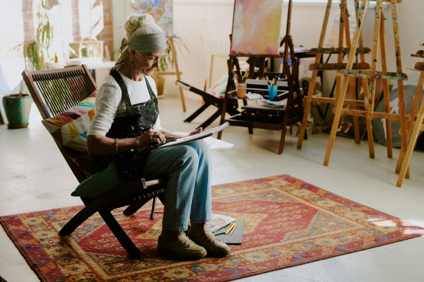 年长的白人妇女素描图片下载