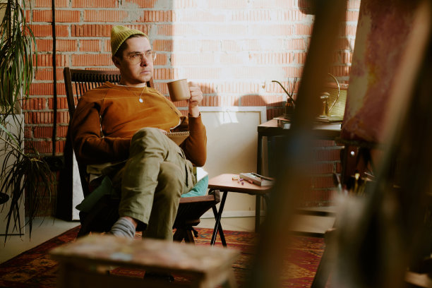 创意人在艺术工作室放松图片下载