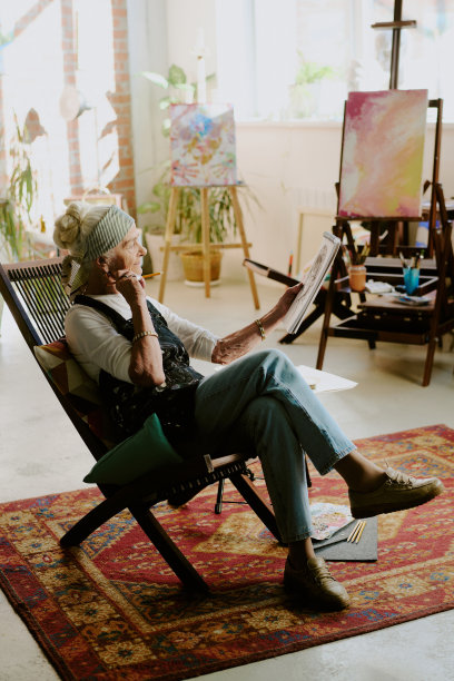 创意资深女性在看素描图片下载