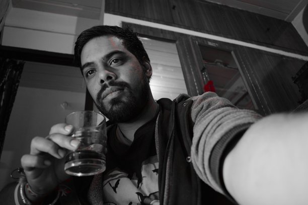 一个人坐在家里喝酒的低角度照片图片下载