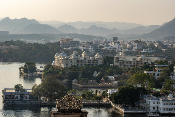 在拉贾斯坦邦的一个晚上拍摄的乌代普尔市的照片图片下载