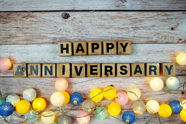 快乐周年纪念字母与LED棉花球装饰木制背景图片下载