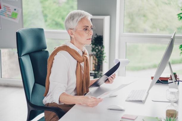 可爱的高级女士的照片专业工作电脑穿正装共同工作成功的女商人漂亮的创意光办公室图片下载