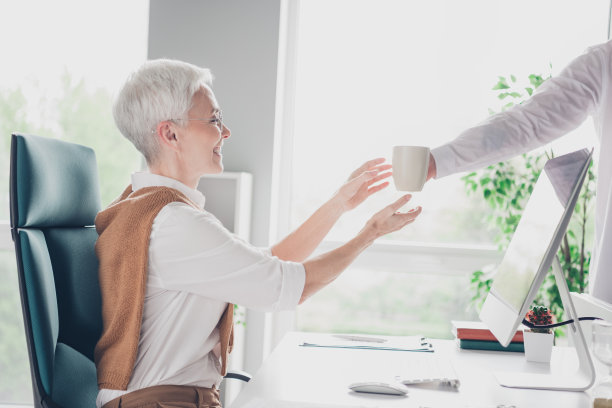 可爱的资深女士的照片专业拿咖啡杯穿正装共同工作成功的女商人漂亮的创意光办公室图片下载