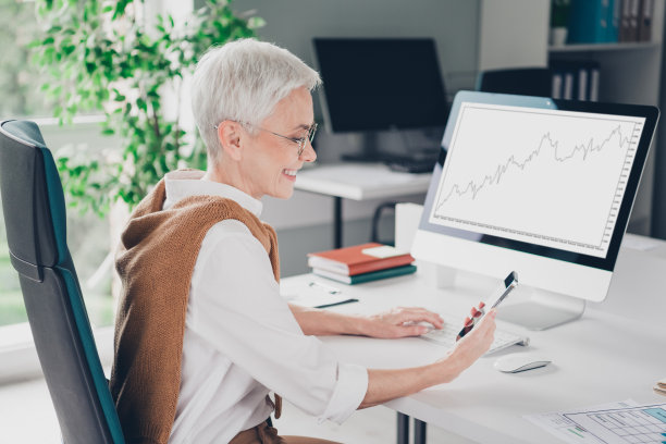 高级女士专业手持设备工作的商人穿正装合作成功的女商人漂亮的创意光办公室的照片图片下载