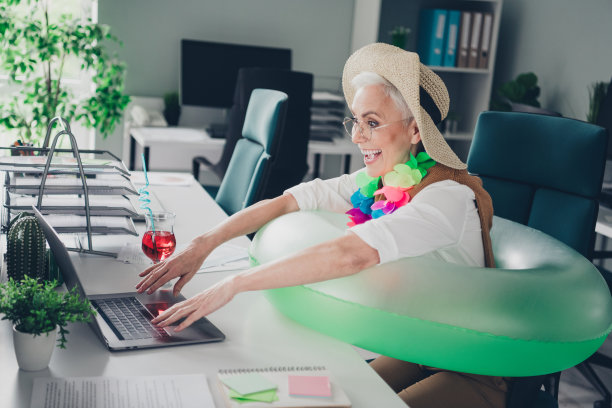 照片高级女士鸡尾酒准备暑假游泳戒指穿正装共同工作成功的女商人创意光办公室图片下载