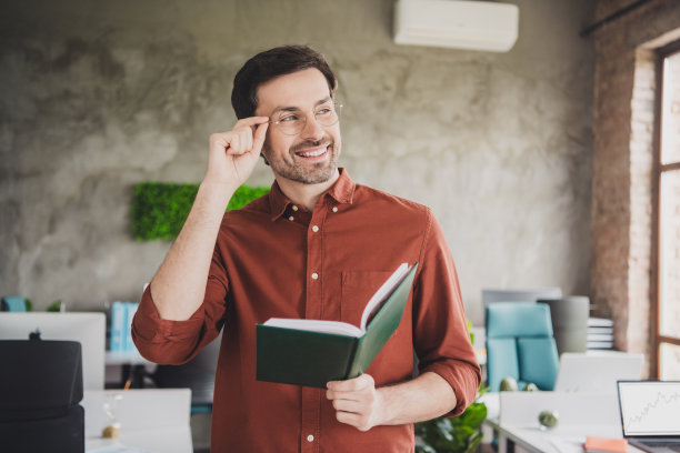 照片中的男人抱着规划师看空空间共同工作成功的商人穿着棕色正装漂亮的创意光办公室图片下载