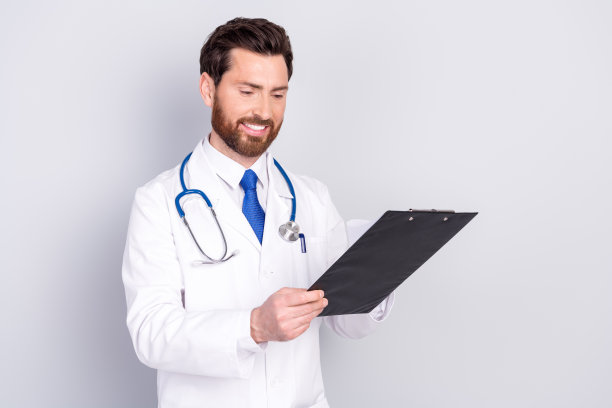 照片的医生治疗师合格的专家穿着制服分析医疗卡隔离在灰色背景图片下载