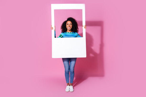 漂亮的年轻女孩的全尺寸照片即时相框穿时髦的蓝色服装孤立的粉红色背景图片下载