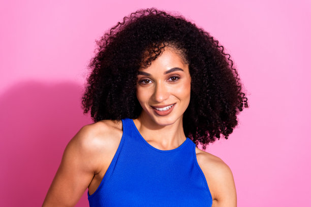 可爱的年轻女士的照片肖像欢快的模特穿着时尚的蓝色服装孤立在粉红色的背景图片下载