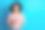 照片正面迷人的女孩穿着时髦的衣服，抱着现代的小玩意，在蓝色的背景上孤立的空间图片下载