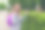 漂亮的年轻女子的个人资料照片背包显示v字穿着牛仔夹克走市中心户外图片下载
