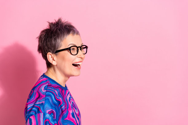 照片肖像迷人的高级女子侧面看起来空白的空间穿着蓝色的彩色衣服孤立在粉红色的背景图片下载