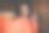 积极的好心情的女人穿着橙色套头衫的照片，自拍显示了放松的家在室内的房子公寓房间图片下载