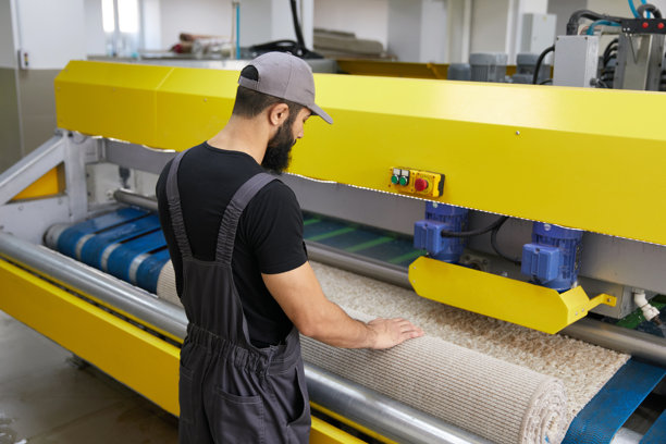 在专业洗衣服务中操作地毯自动清洗机的男子图片下载