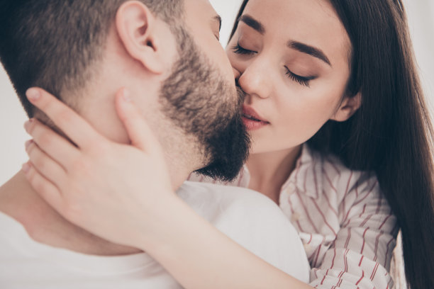 幸福的年轻夫妇的照片，搬到新地方，享受住在一起，亲吻，新公寓房间，灯，房子，公寓，室内图片下载