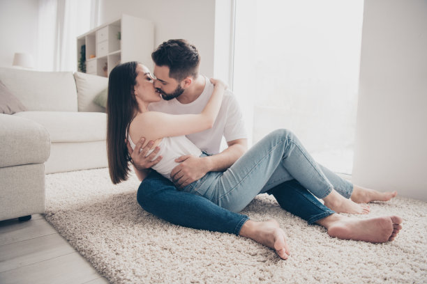 幸福的年轻夫妇的全尺寸照片搬家新地方住在一起躺在地板上接吻有乐趣的新公寓房间灯房子平室内图片下载