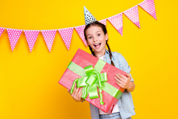 照片中，迷人、开朗、可爱的女孩穿着时髦的牛仔衣服，孤立在黄色的背景上图片下载