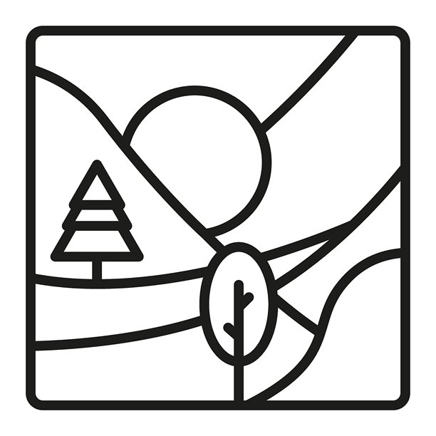 抽象的山地景观。太阳在河流和山脉上是一条细线。图片下载