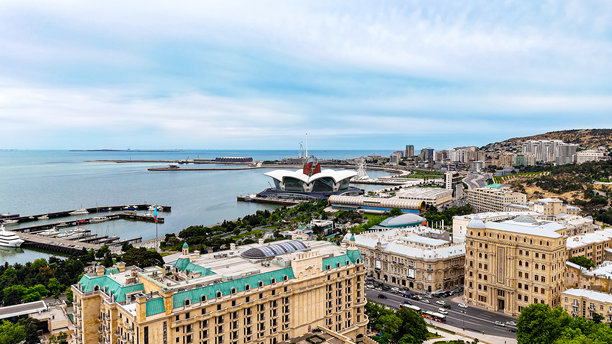 阿塞拜疆高楼鸟瞰，巴库新月酒店，里海沿岸新月开发项目，丹尼兹购物中心，小威尼斯图片下载