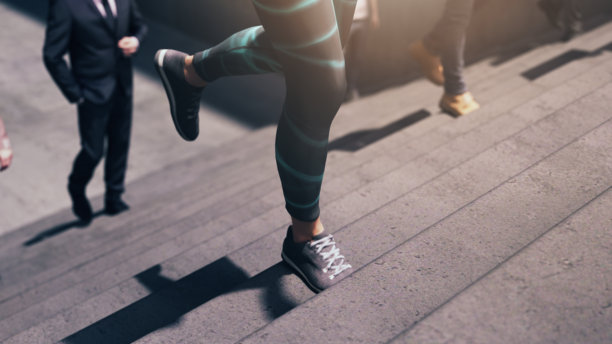 运动服装上楼梯的女性特写、健康生活方式与运动理念图片下载