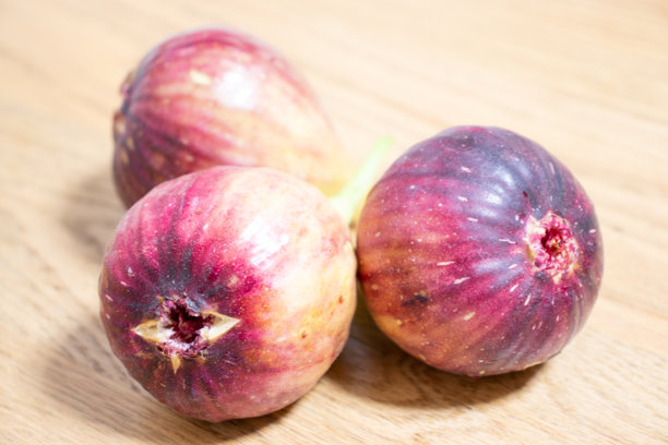 桌子上无花果的照片。图片下载