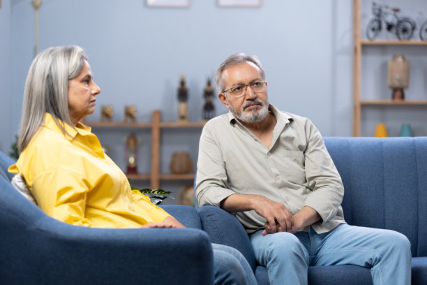 伤心的高级女子与丈夫争吵后的照片图片下载