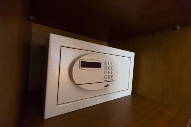 豪华酒店房间里的保险箱图片下载