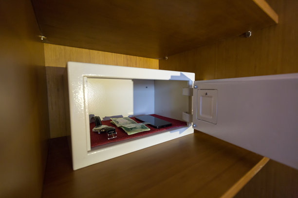 豪华酒店房间里的保险箱图片下载