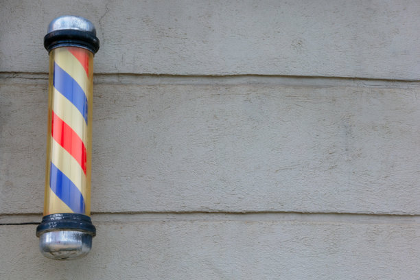 理发师的杆子在混凝土墙上复制空间背景文字图片下载