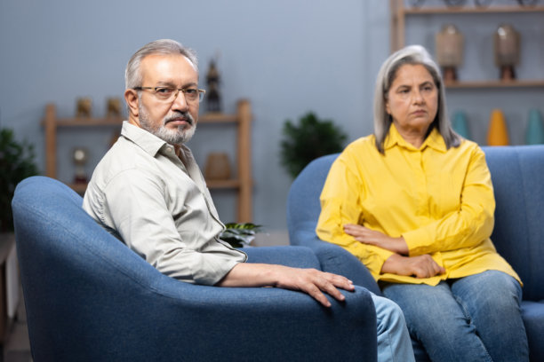 伤心的高级女子与丈夫争吵后的照片图片下载