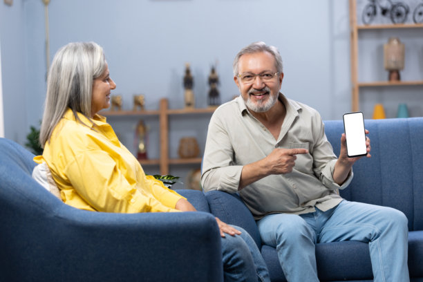 高级男子展示设备屏幕库存照片图片下载