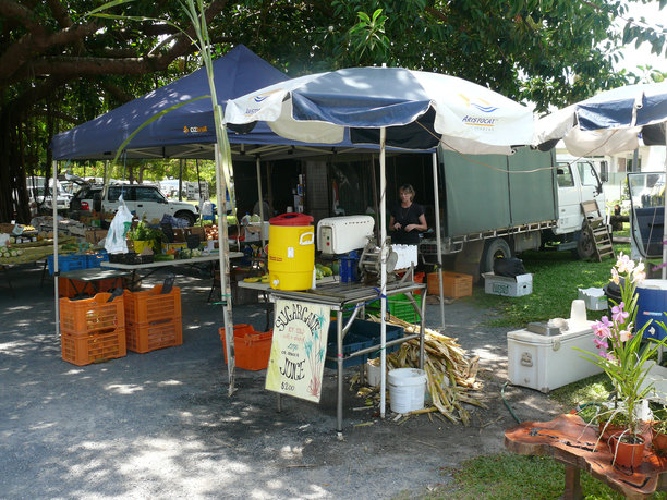市场上有帐篷的销售摊位，提供新鲜的甘蔗汁，图片下载