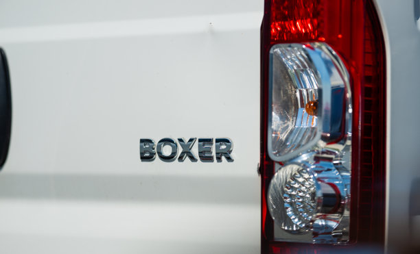 一辆白色面包车后面的标致Boxer标志。图片下载