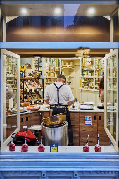 传统的焦糖坚果制作图片下载