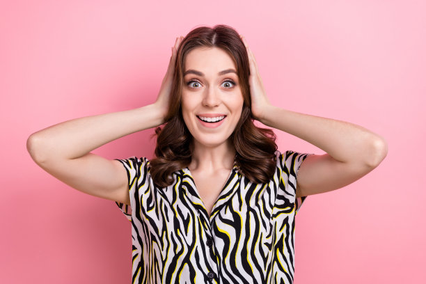 照片肖像的兴奋有趣的欣喜若狂的女孩双手，头盖，闭上耳朵，不听任何人享受寂静孤立在柔和的粉红色背景图片下载