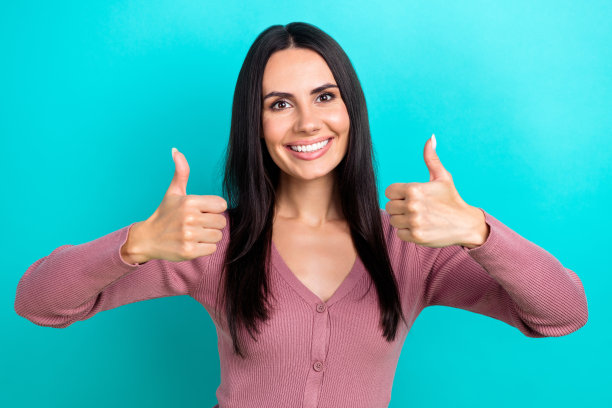 照片满意的女孩直发柔和的开襟羊毛衫显示大拇指好工作孤立在充满活力的蓝绿色背景图片下载