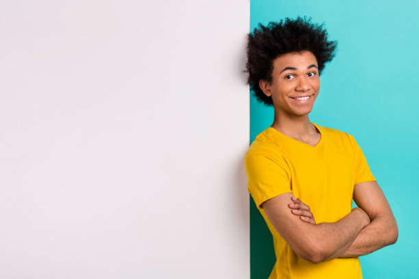 照片积极的好人折叠手臂空的空间标书空白孤立在蓝绿色的背景图片下载