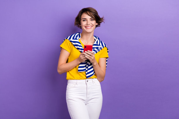 照片可爱闪亮的女人穿着系着的毛衣聊天instagram twitter电报facebook空白空间孤立的紫色背景图片下载