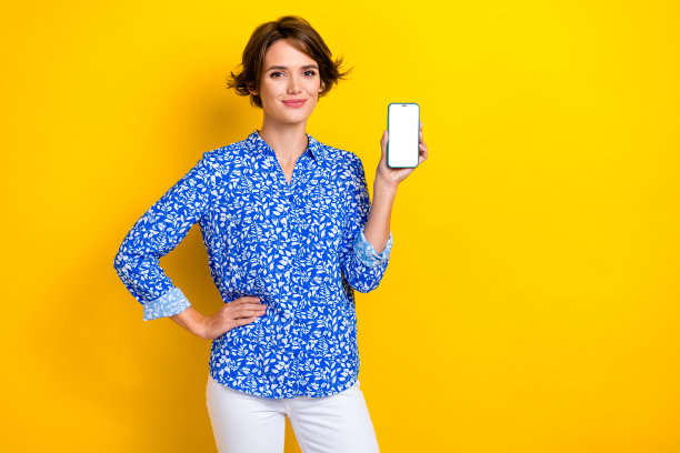 照片积极华丽的女士穿着蓝色时尚的衣服呈现网站网站ui空白空间孤立的黄色背景图片下载