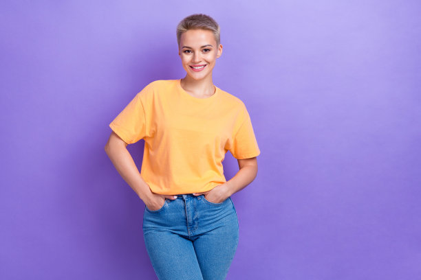 照片年轻的积极有吸引力的满意的女人穿着时尚的衣服，手口袋广告斯特拉迪瓦里销售孤立的紫罗兰色背景图片下载