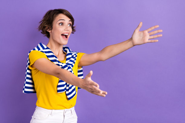 侧面照片中，惊讶的女士穿着时髦的衣服，在紫色的背景上看起来空旷的开着店图片下载