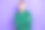 金发短发的照片自信的女人双手交叉穿着绿色拉链套头衫享受她遥远的空缺孤立的紫罗兰色背景图片下载