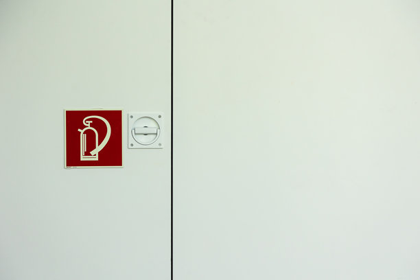 灭火器柜门，红色灭火器标志，白色把手图片下载