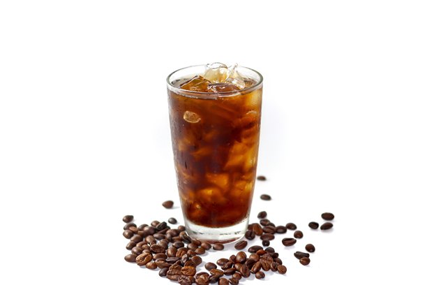 美式冰咖啡和咖啡豆散布在玻璃附近，白色背景和孤立的照片。图片下载