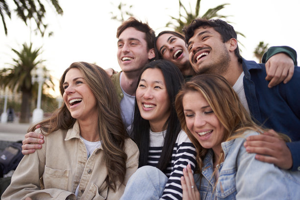 一群年轻人在一起摆姿势拍照图片下载