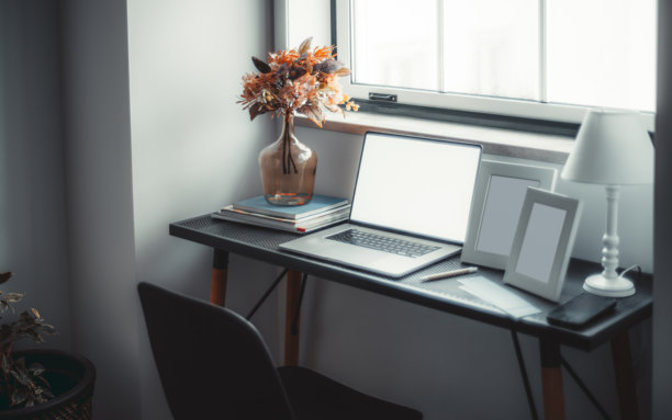 带笔记本电脑的最小家庭办公室图片下载